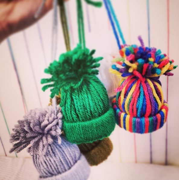 Mit einem Wollfaden und einer Klopapierrolle für Weihnachtsstimmung