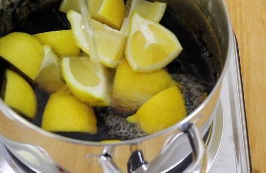 zitronen-kochen-um-dreckigen-topf-sauber-zu-bekommen