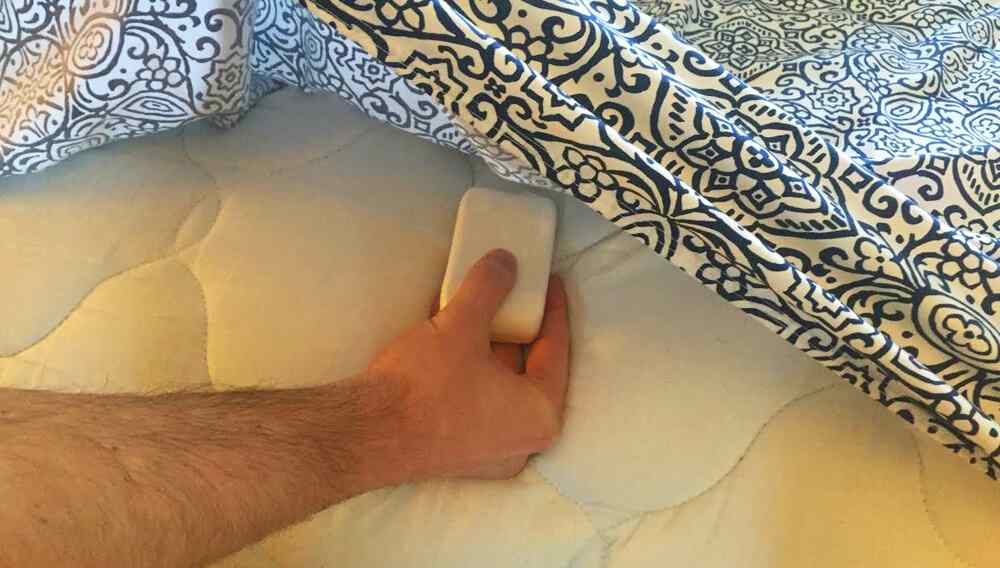 Seife unter das Bettlaken legen
