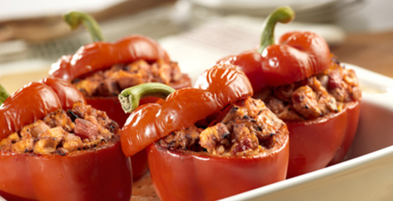 Diese wunderbar gefüllten Paprikas mit Hühnchen und Tomatensoße werden ...
