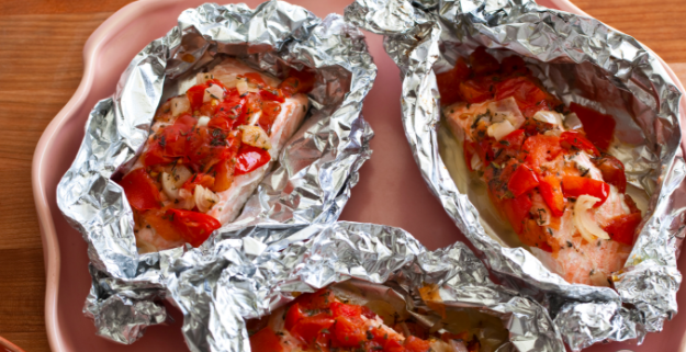 In Aluminiumfolie gegarter Lachs mit Kräutern, Tomaten und Zwiebeln! So ...
