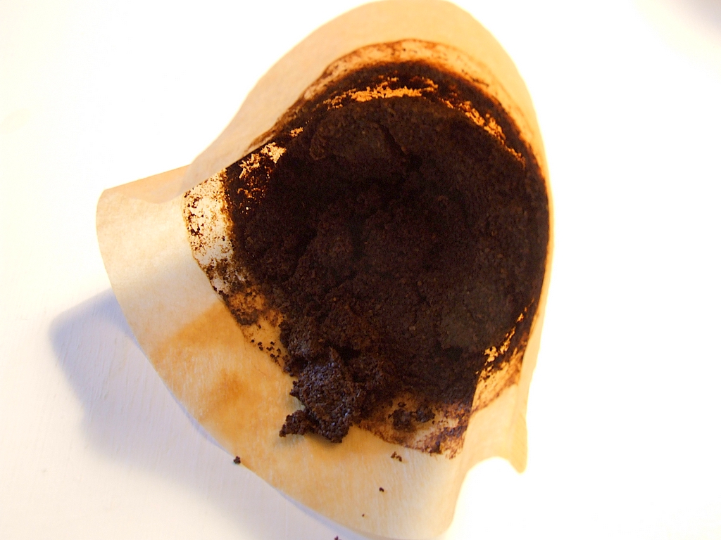 Schmeißt du Kaffeesatz immer in den Mülleimer? Dabei kannst du so viel damit anstellen!