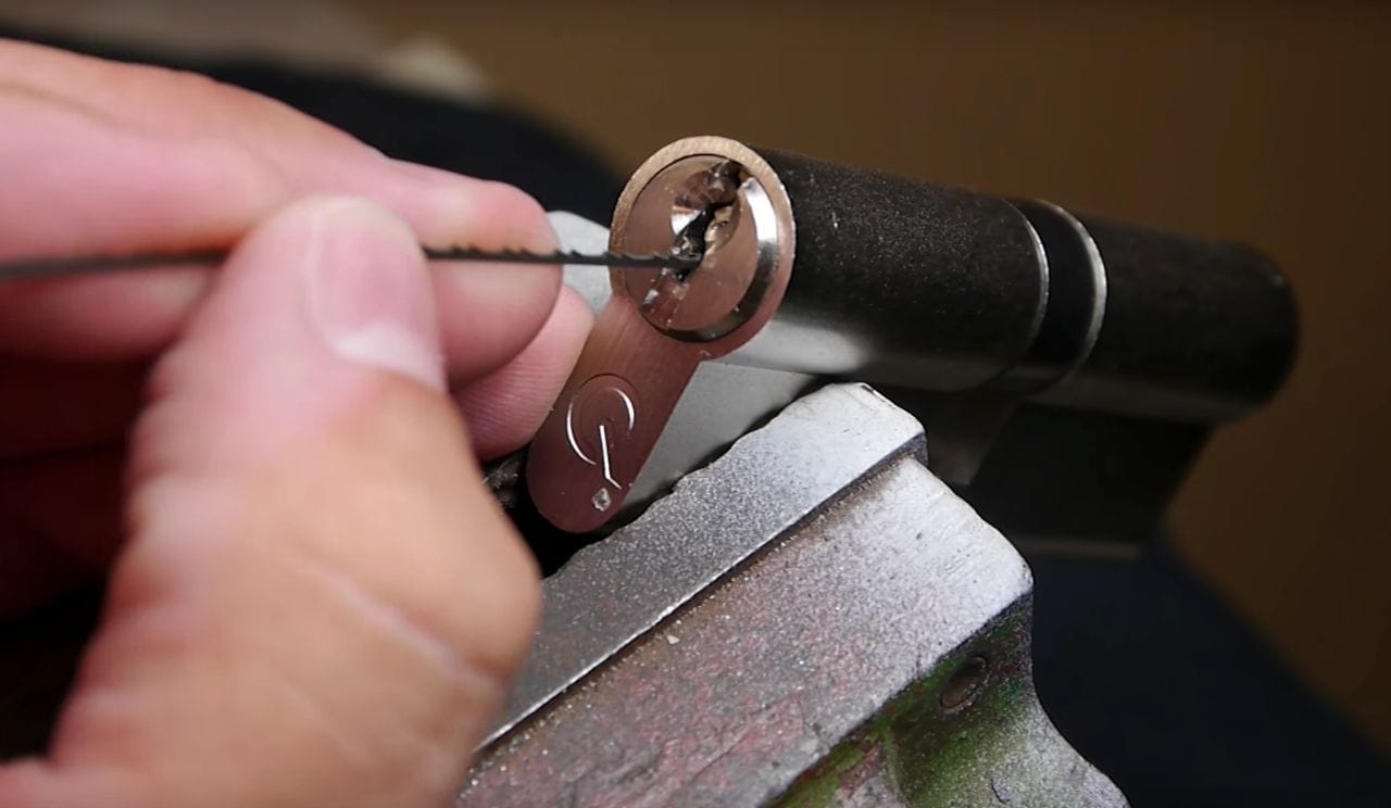 Abgebrochener Schlüssel steckt im Schloss fest? So holst du ihn wieder raus!