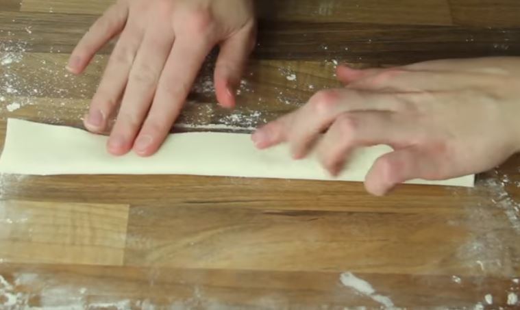 Saftige, warme, eingerollte Apfel Blätterteig Muffins mit Zimt. Müssen