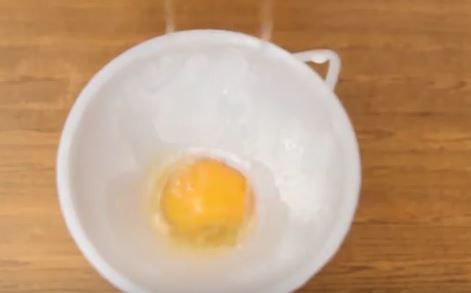 Eigelb in Pfannenkuchen Flasche