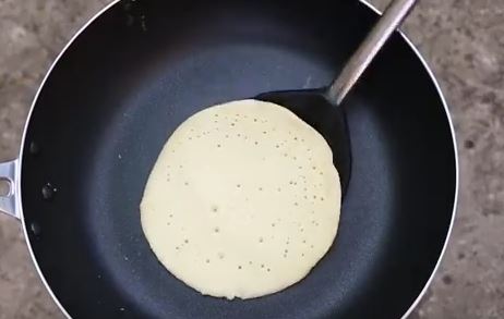 Pfannenkuchen in Pfanne groß