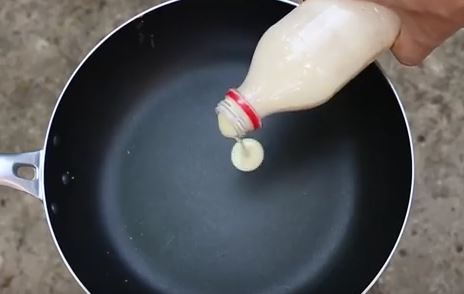 Pfannenkuchen in Pfanne