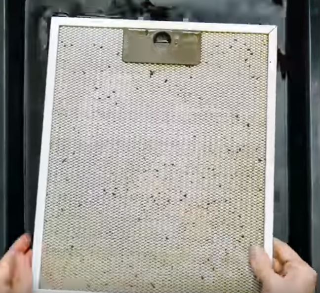 Verklebte Abzugshaube reinigst du viel effektiver mit Cola. Kein Scherz